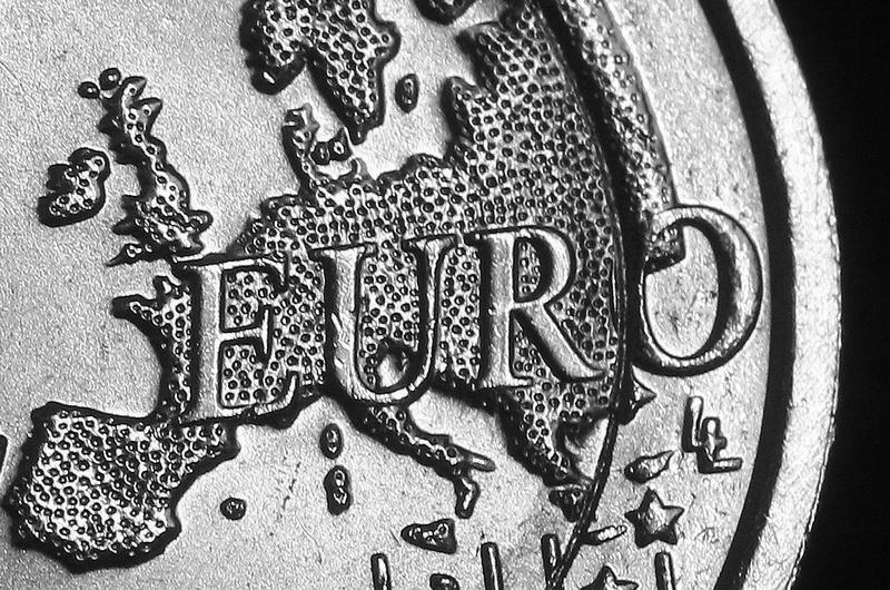 Euro fällt gegenüber Dollar auf 20-Jahrestief Von Investing.com