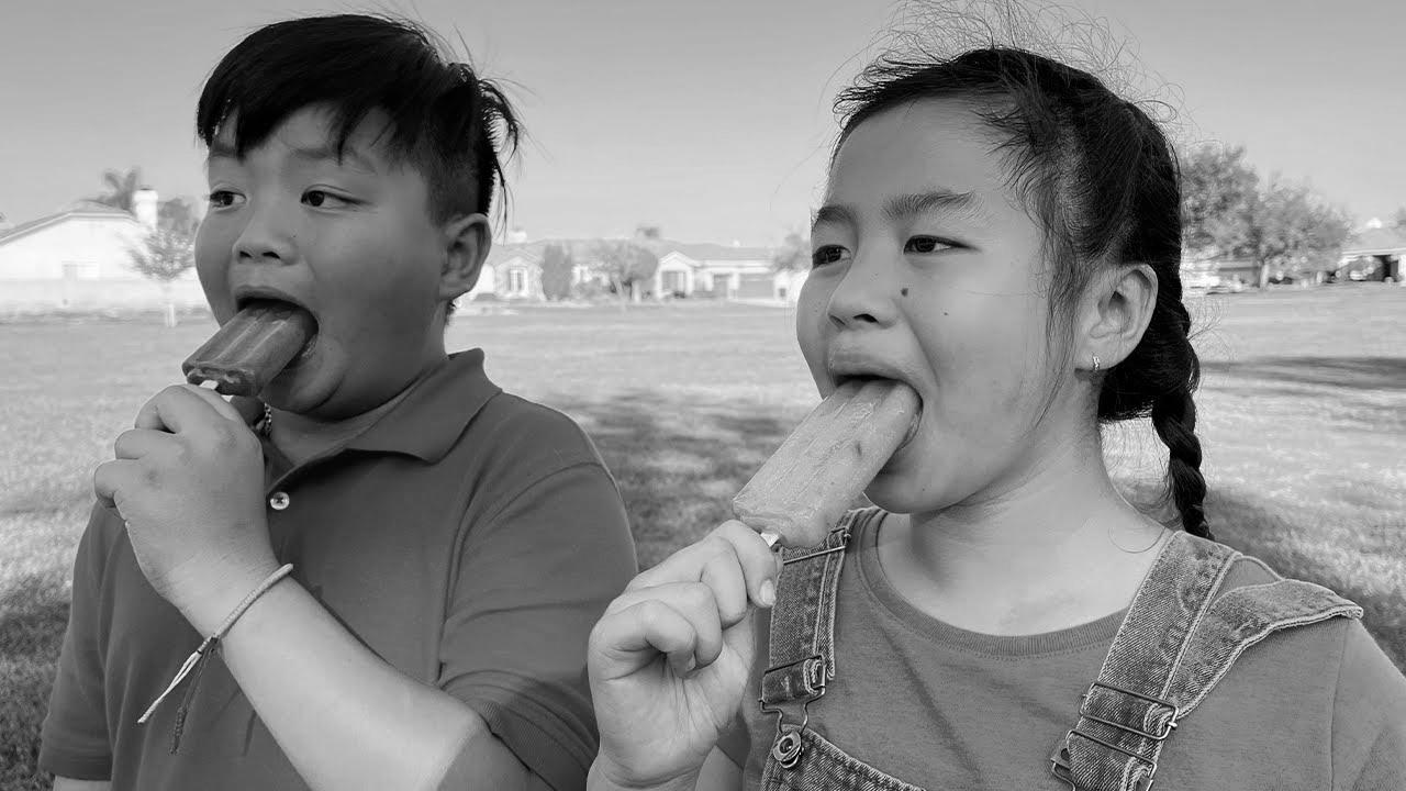Alex and Jannie Play Day on the Park and Studying How one can Make Fruit Popsicles
